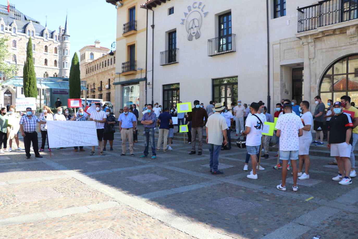 Un grupo de personas se concentran ante la sede municipal para protestar contra el alcalde de León.