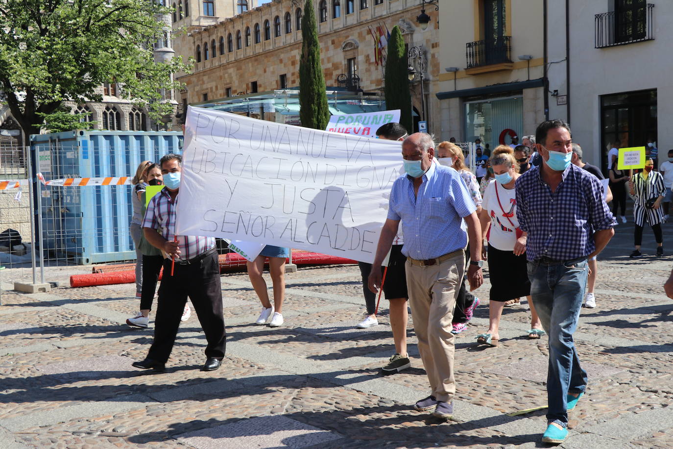 Un grupo de personas se concentran ante la sede municipal para protestar contra el alcalde de León.