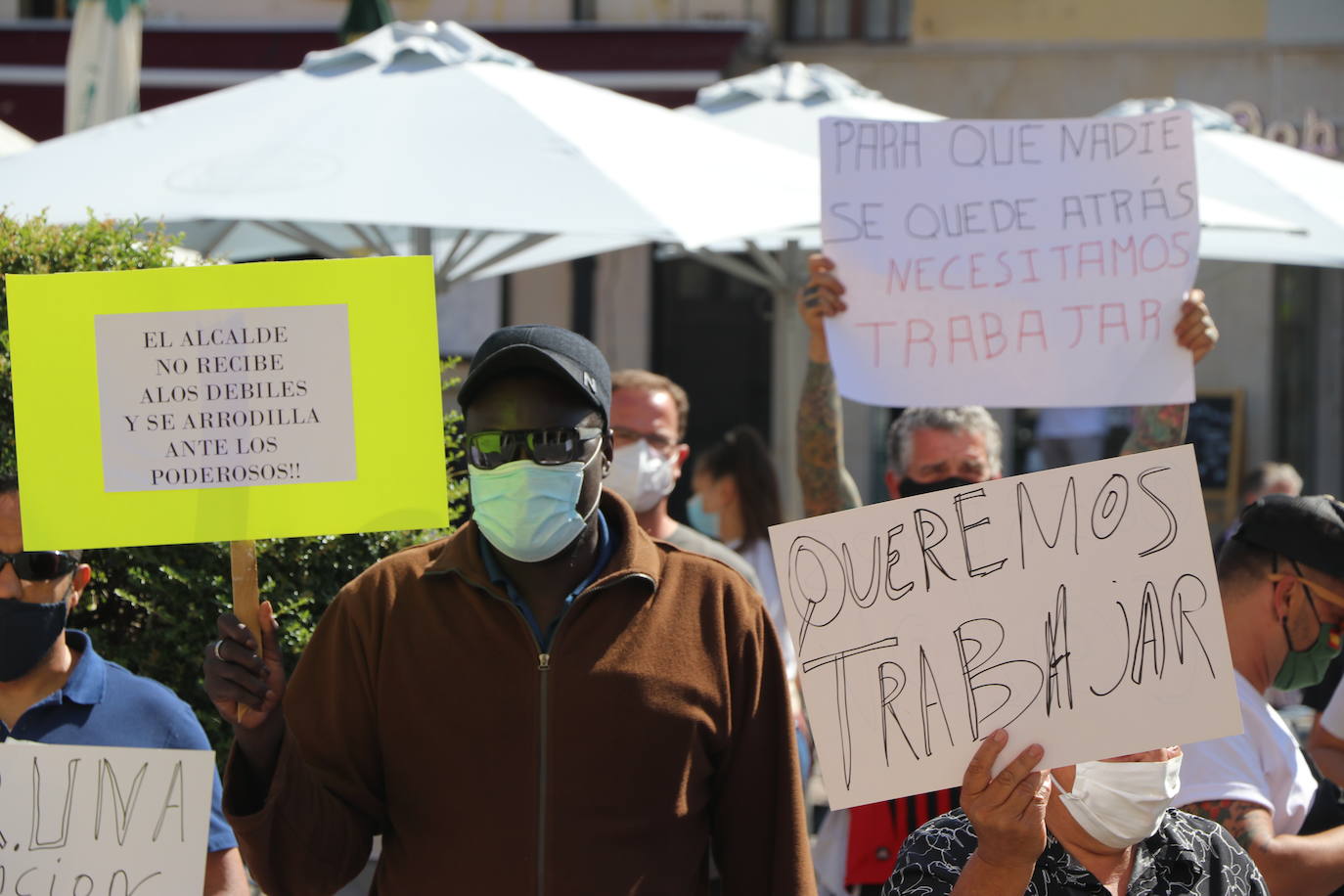 Un grupo de personas se concentran ante la sede municipal para protestar contra el alcalde de León.