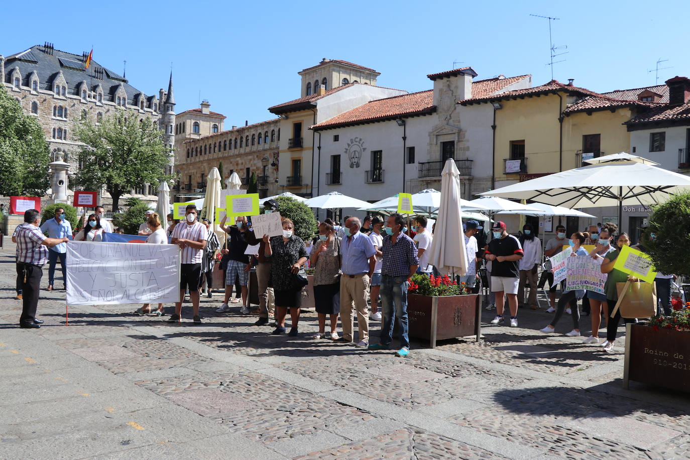 Un grupo de personas se concentran ante la sede municipal para protestar contra el alcalde de León.