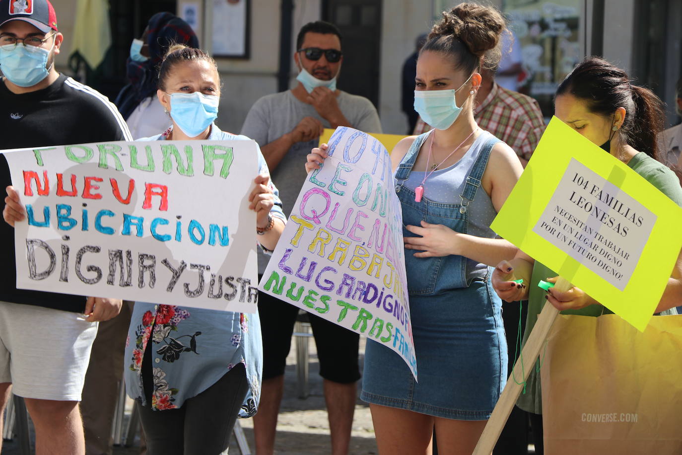 Un grupo de personas se concentran ante la sede municipal para protestar contra el alcalde de León.