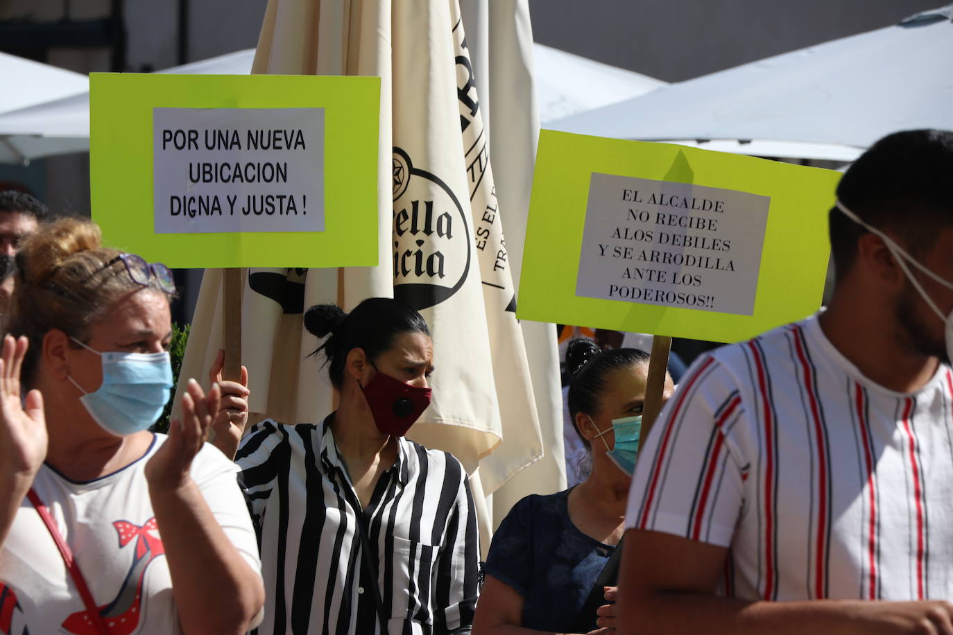 Un grupo de personas se concentran ante la sede municipal para protestar contra el alcalde de León.