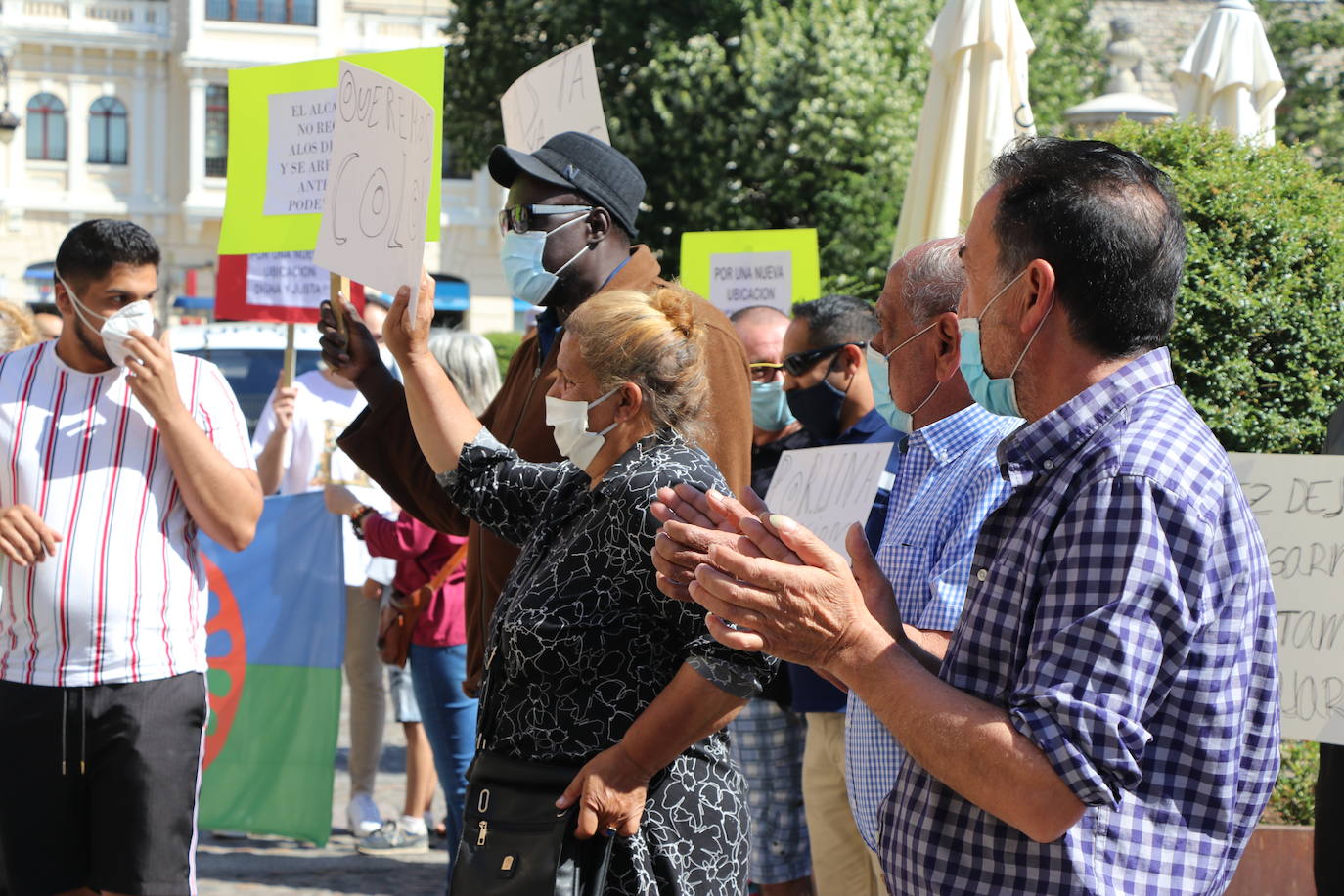 Un grupo de personas se concentran ante la sede municipal para protestar contra el alcalde de León.