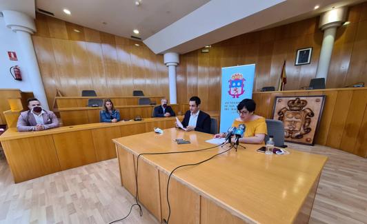 Rueda de prensa en el salón de plenos.