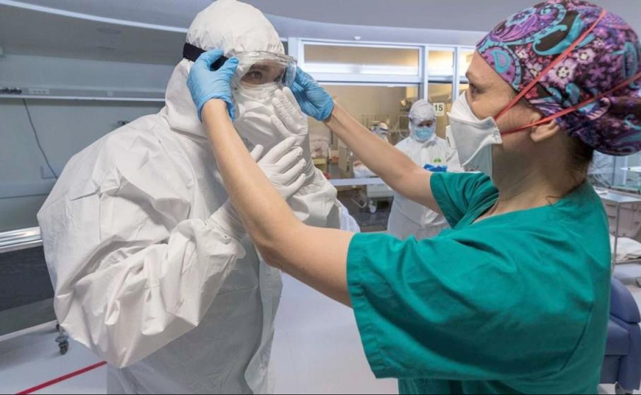 Un equipo médico en una zona de aislamiento. 