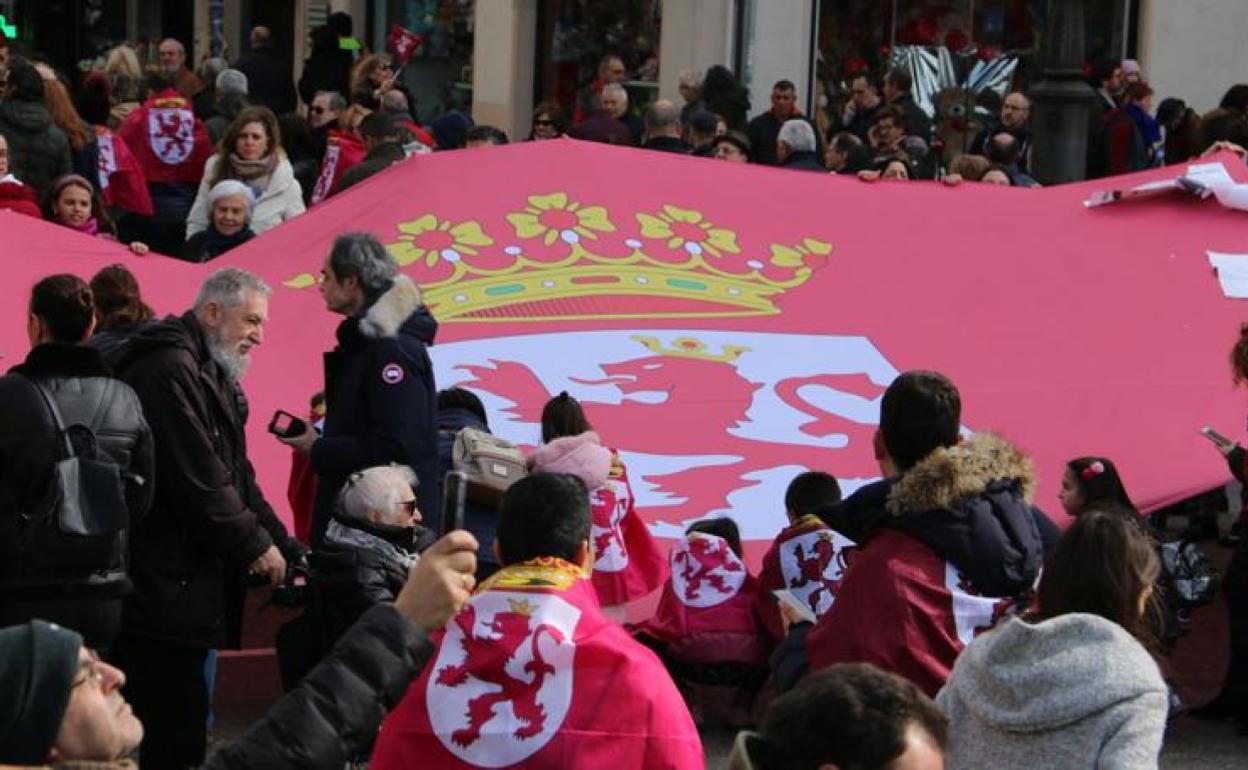 Bandera de León en la manifestación del pasado 16-F