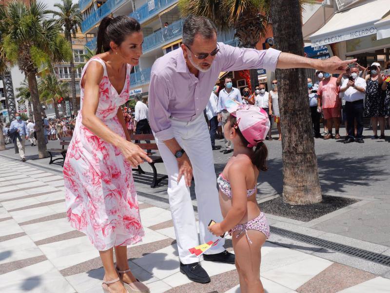 Don Felipe y doña Letizia iniciaron su periplo en Canarias como primer destino de su gira por toda España tras el confinamiento y después han viajado a Baleares. El objetivo de esta gira es apoyar al turismo después de la pandemia. 