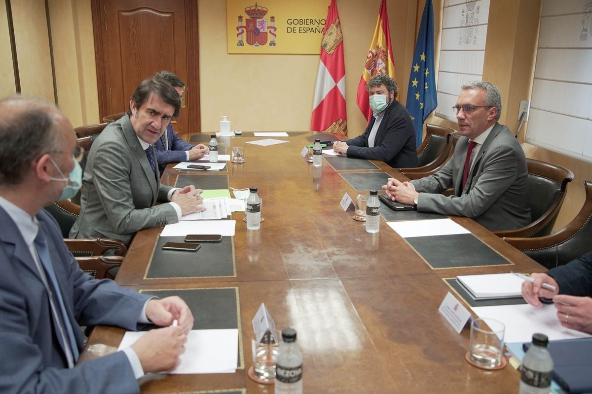 La Junta de Castilla y León y la Delegación del Gobierno se reúnene para reafirmar su compromiso y coordinar actuaciones contra los incendios forestales.