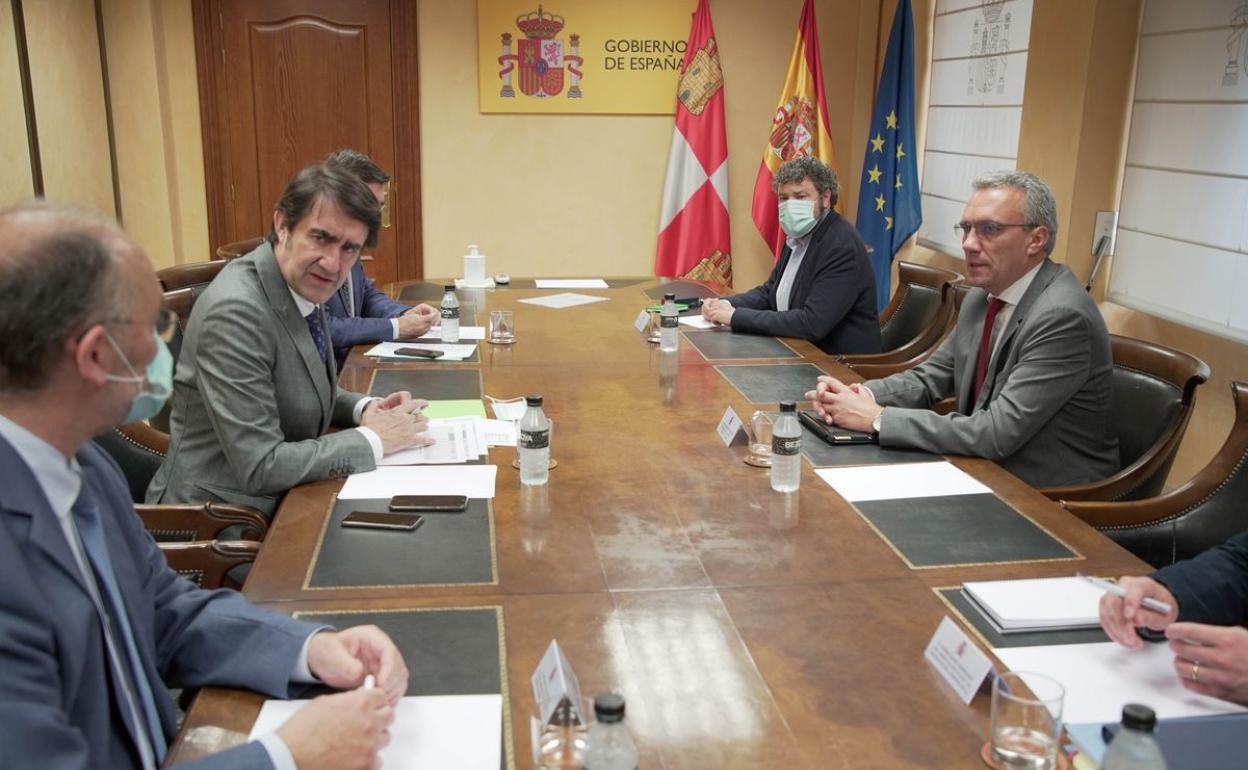 El consejero de Fomento y Medio Ambiente, Juan Carlos Suárez-Quiñones, mantiene una reunión con el Delegado del Gobierno en Castilla y León, Javier Izquierdo.