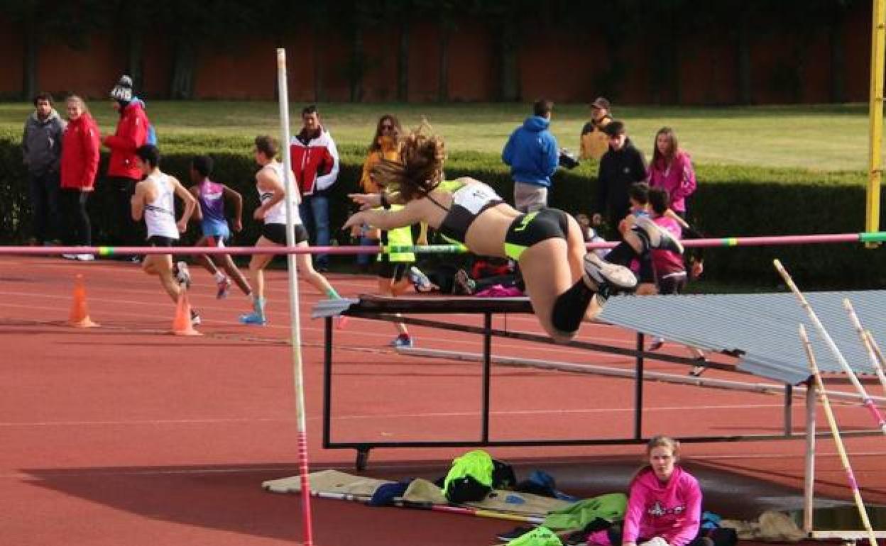 Prueba de atletismo en el Hispánico.