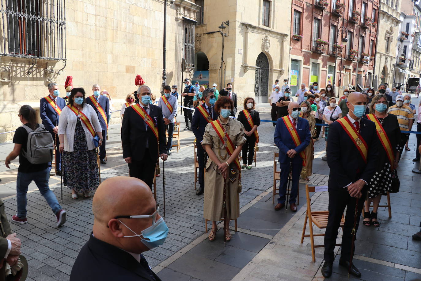 Unas mujeres reciben la comunión mientras portan mascarillas.