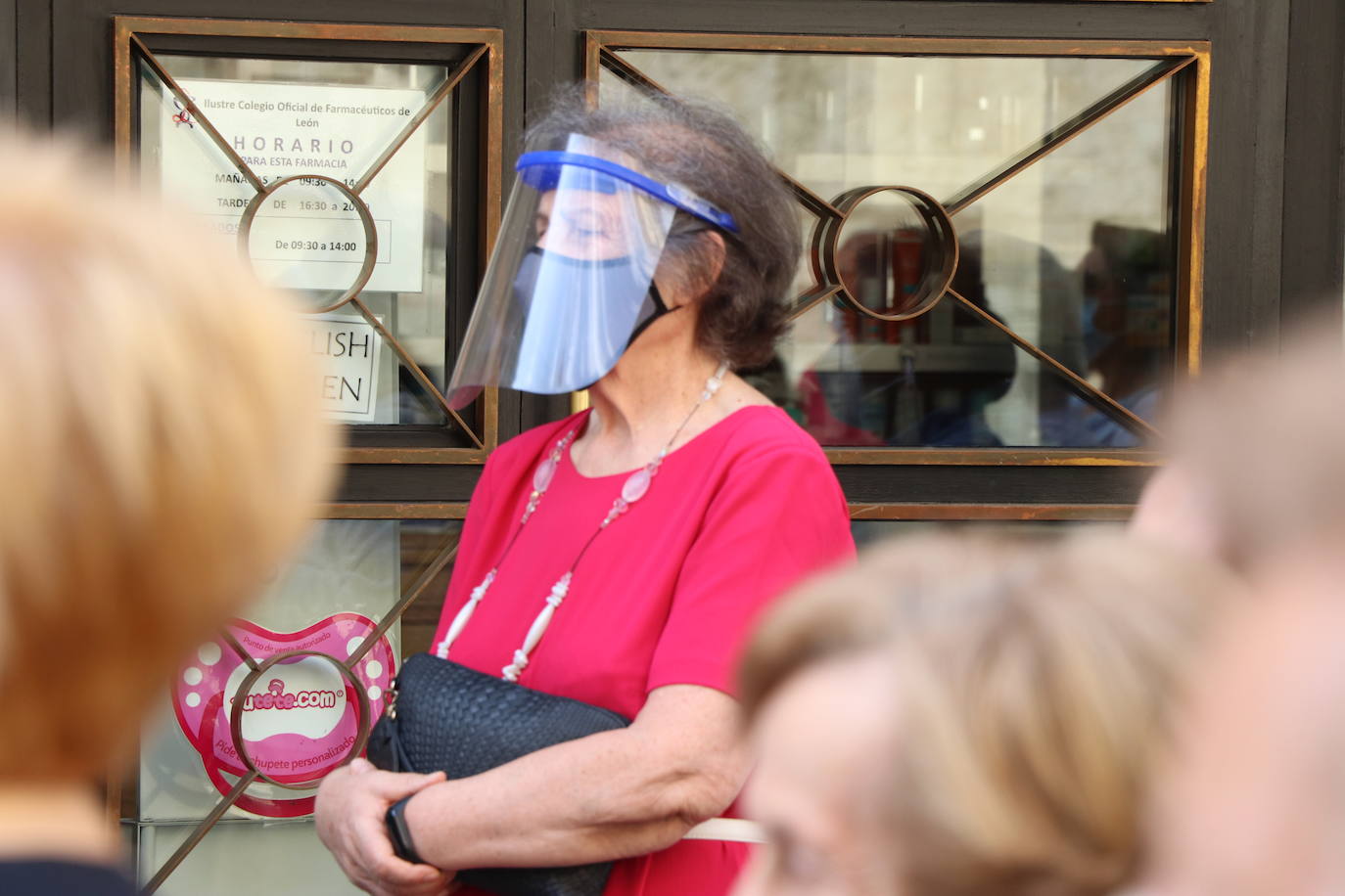 Unas mujeres reciben la comunión mientras portan mascarillas.