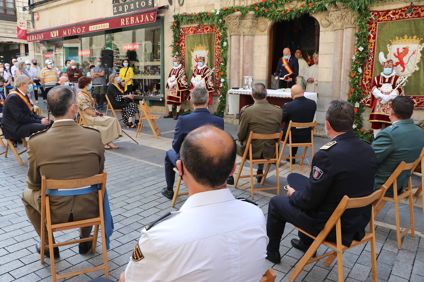 Unas mujeres reciben la comunión mientras portan mascarillas.