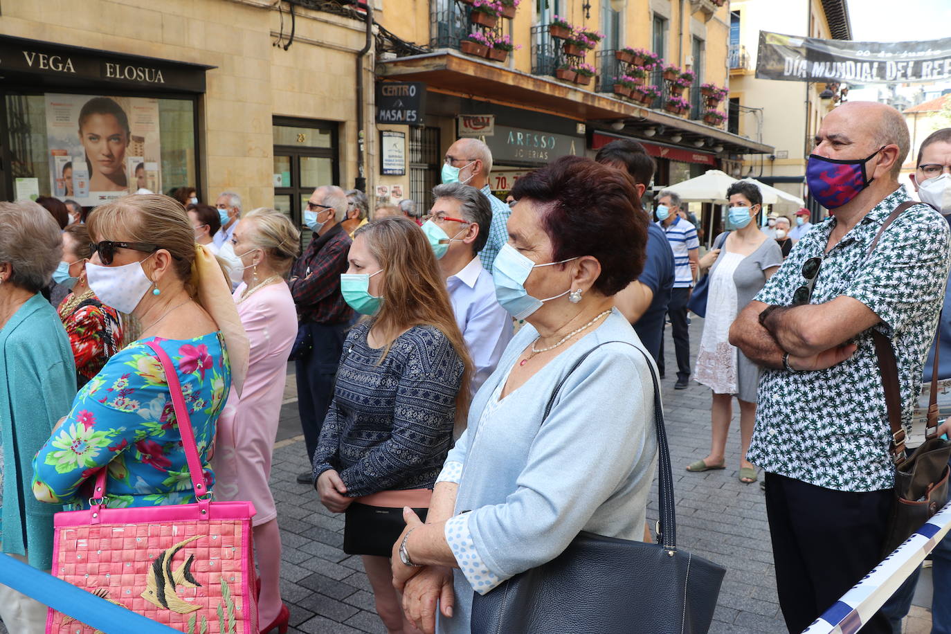 Unas mujeres reciben la comunión mientras portan mascarillas.