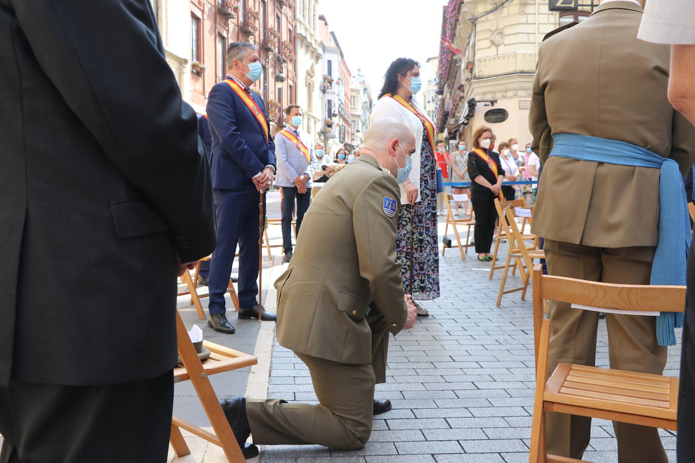 Unas mujeres reciben la comunión mientras portan mascarillas.