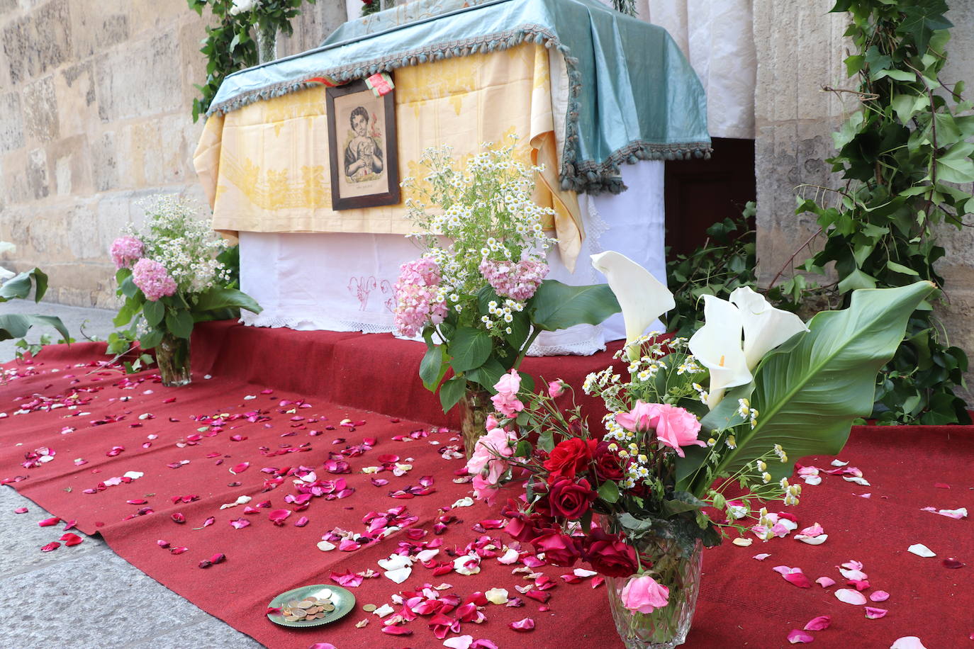 Otra de las tradiciones que cada año León recupera es la entrega de perrinas al santo.