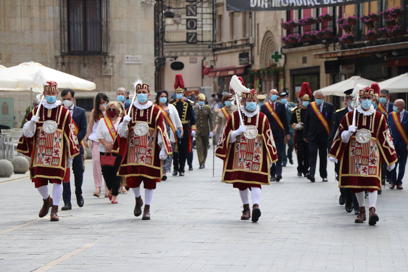 Otra de las tradiciones que cada año León recupera es la entrega de perrinas al santo.