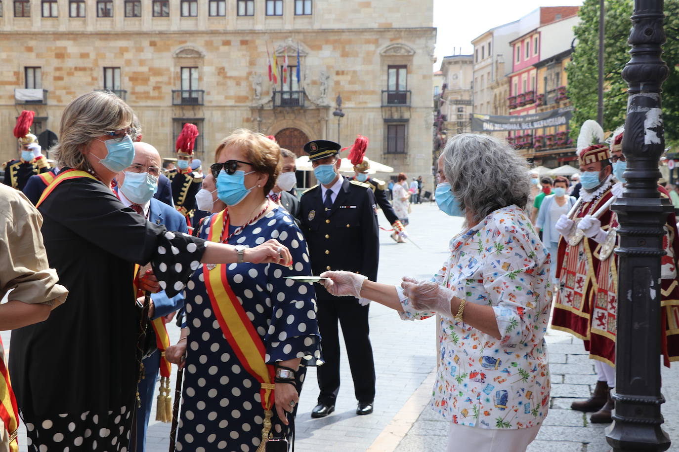 Otra de las tradiciones que cada año León recupera es la entrega de perrinas al santo.
