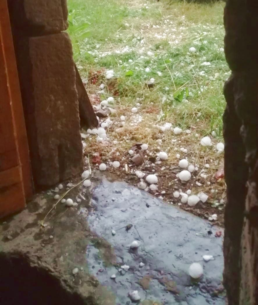 Tamaño de las piedras de granizo caídas en Villalfeide.