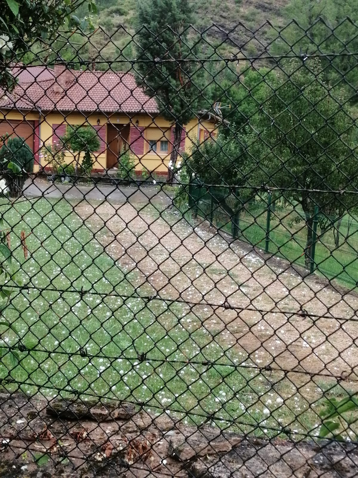 Tamaño de las piedras de granizo caídas en Villalfeide.