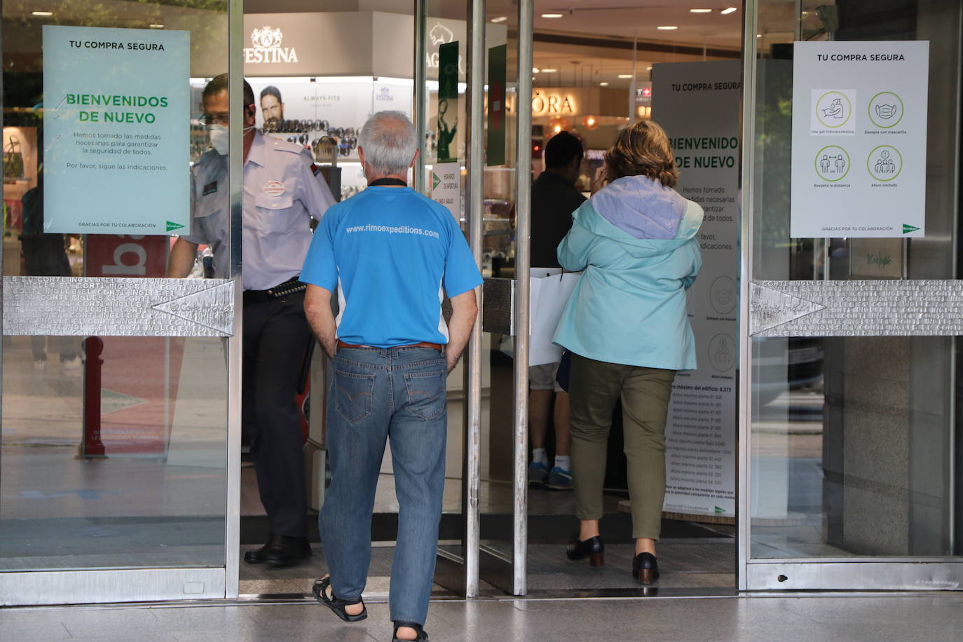 Los centros comerciales inician un periodo de rebajas para la recuperación de la economía.