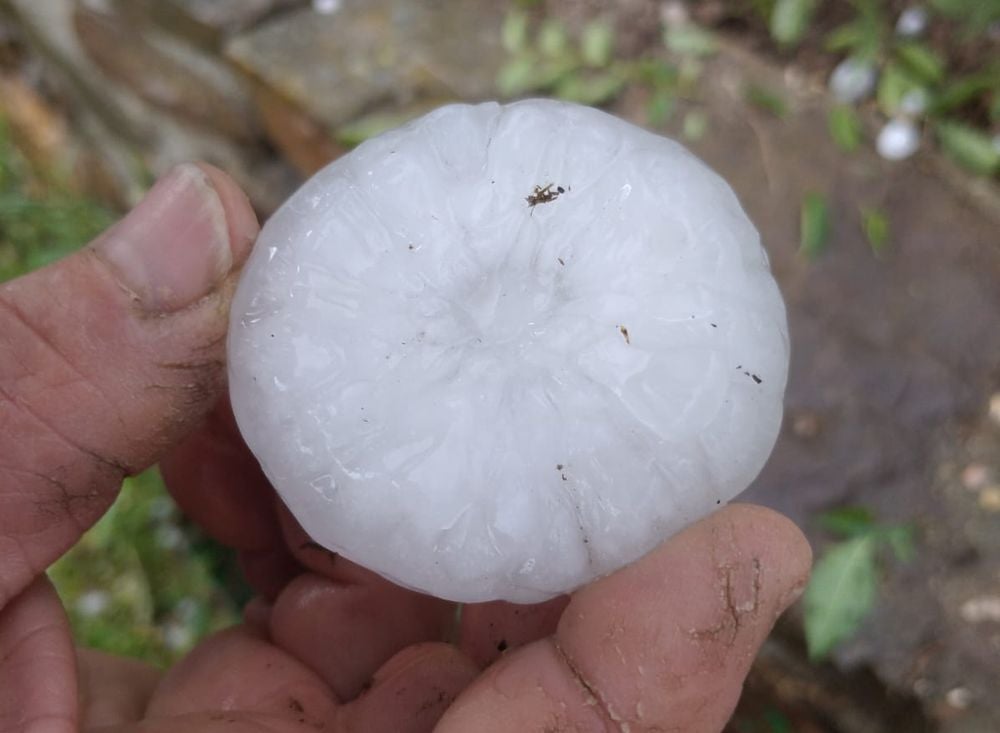 Tamaño de las piedras de granizo caídas en Villalfeide.