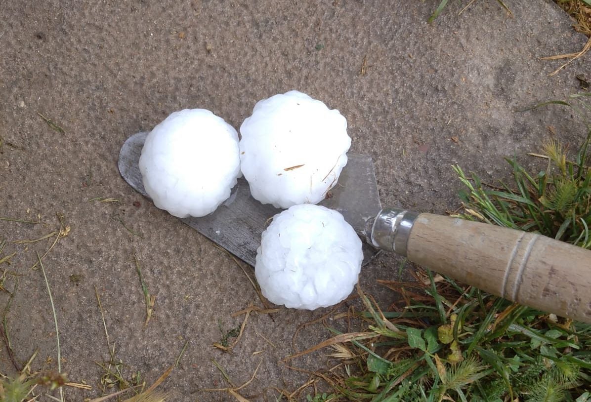 Tamaño de las piedras de granizo caídas en Villalfeide.