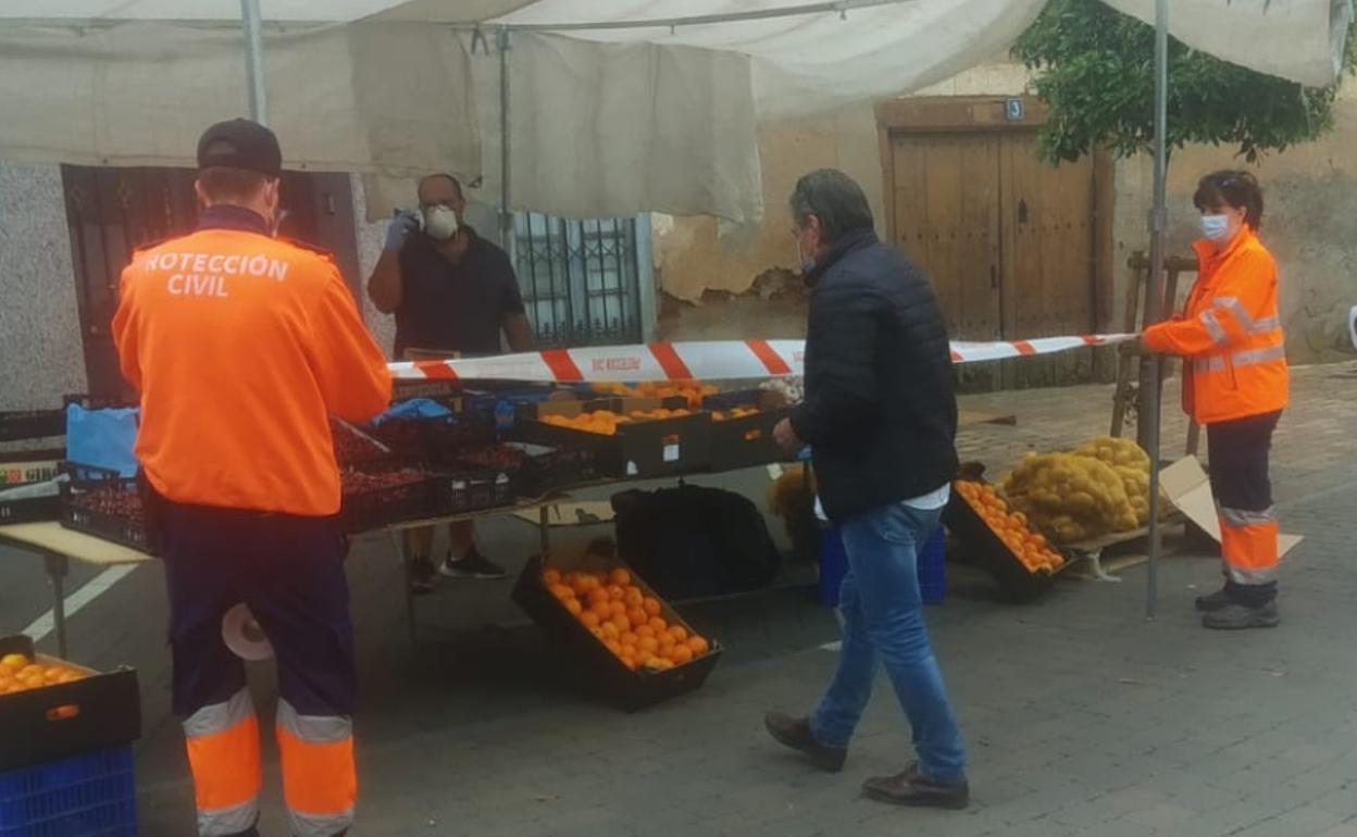 Voluntarios de Protección Civil en Santa María del Páramo.