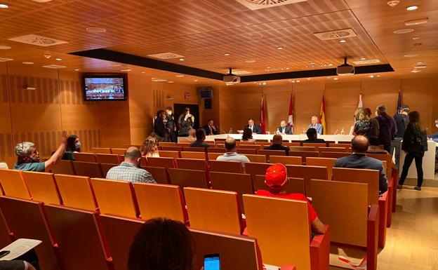 Galería. Los componentes de la Mesa por León en el inicio de la reunión de este viernes. 