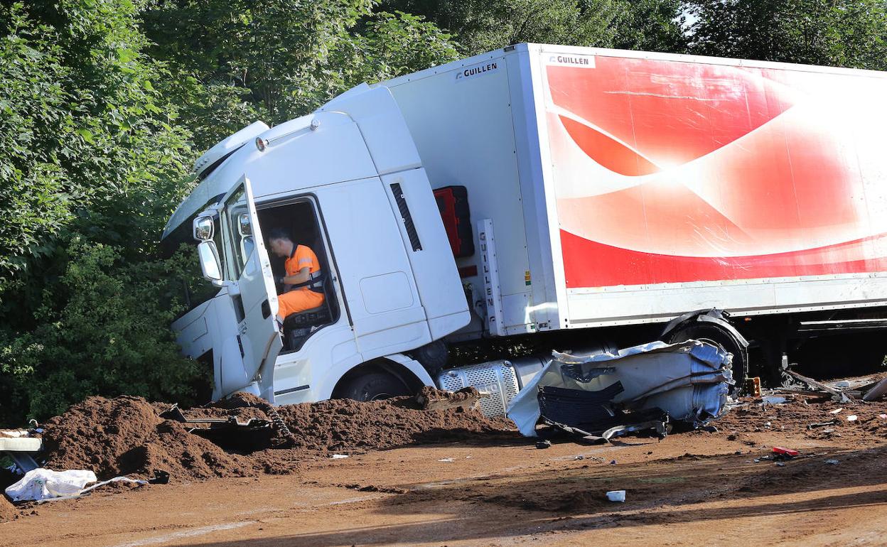 Accidente de tráfico en la A-62 entre dos camiones y una furgoneta, en Dueñas (Palencia)