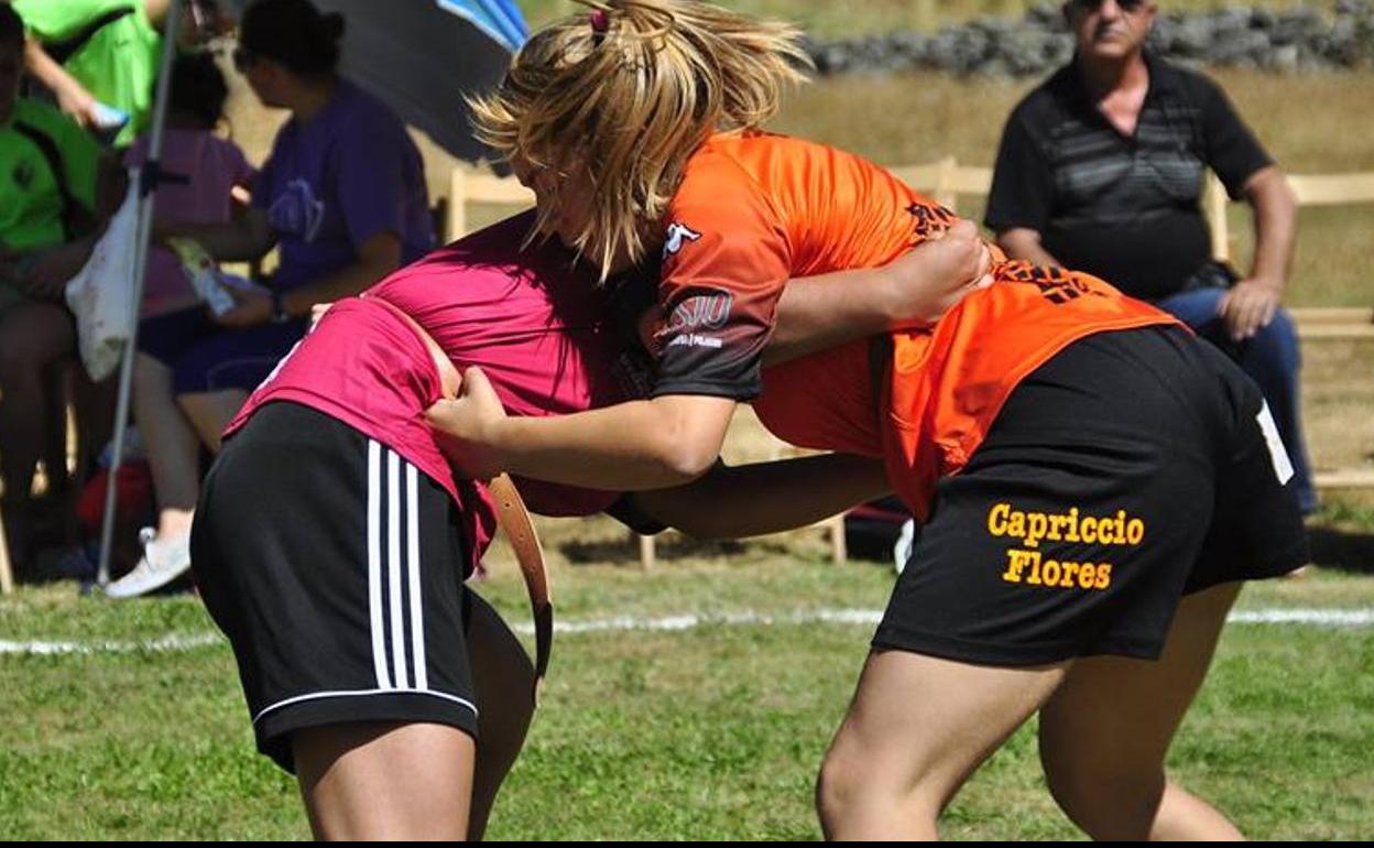 Corro femenino de lucha leonesa.