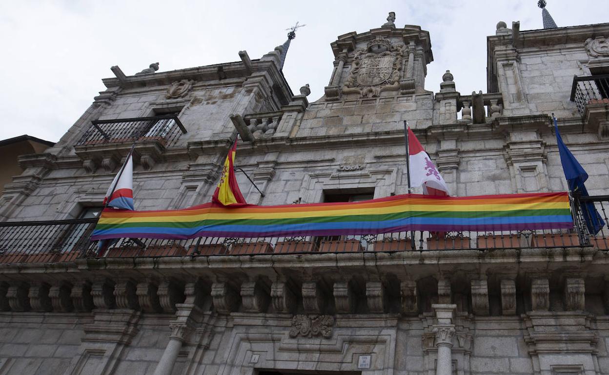 La bandera LGTBI en la balconada del Ayuntamietno de Ponferrada. 