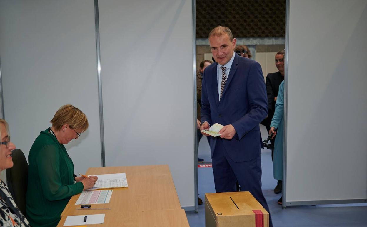 El presidente de Islandia, Guðni Th. Jóhannesson, vence en las presidenciales