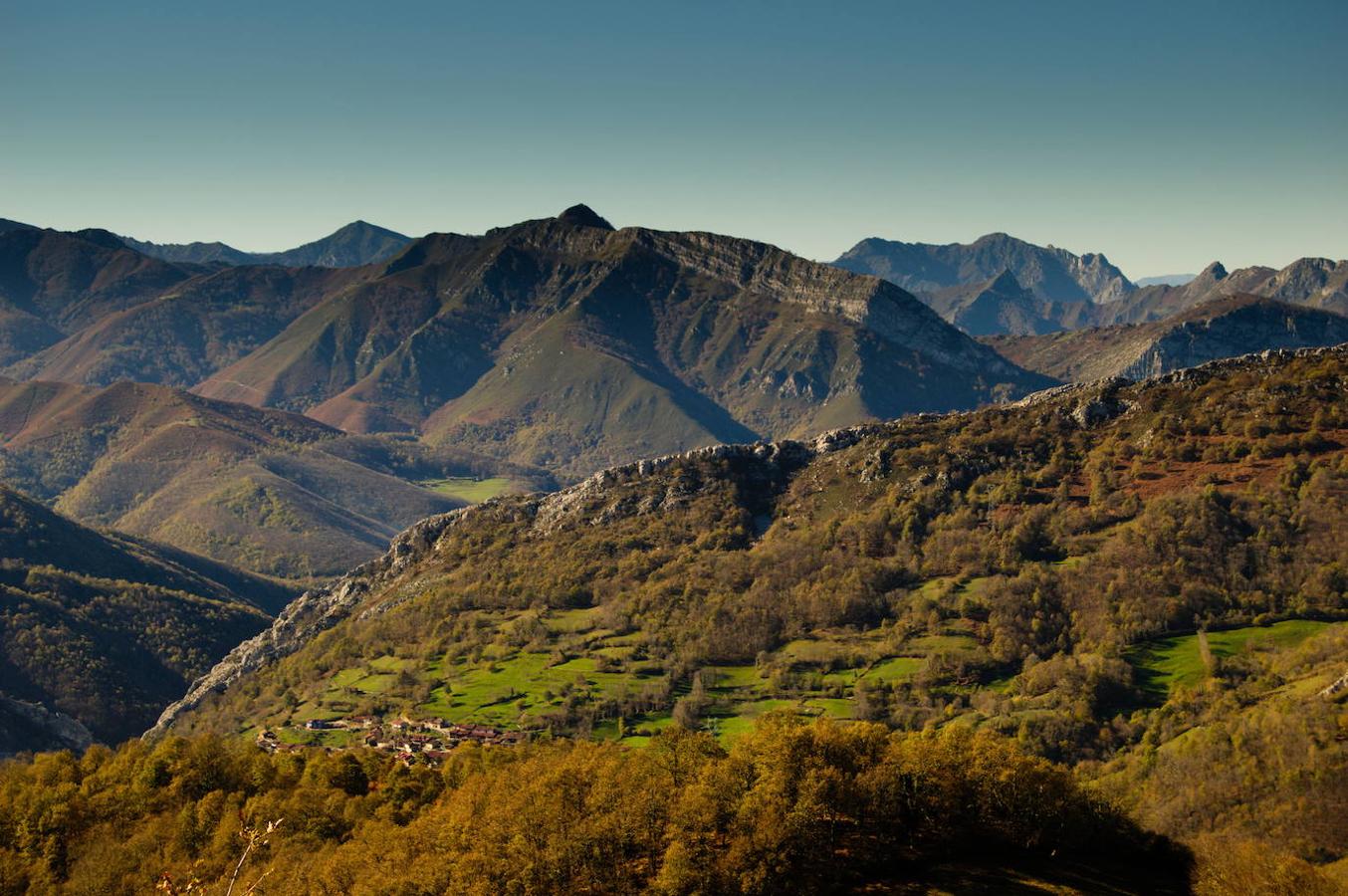 Parque Natural de Redes (Asturias) | Este espacio natural comprendido por los concejos de Caso y Sobrescobio, se sitúa en el sector centro-oriental de la Cordillera Cantábrica, con una extensión de 37.803 hectáreas. Cuenta con ipresionantes arboledas, naturaleza virgen, praderías, pastizales, roca caliza, hayedos infinitos y algunas de las especies más características del norte penincular como: el oso pardo, rebecos, el urogallo, alimoches, águilas reales y una gran variedad de aves, reptiles y anfibios. Por él nos encontraremos con numerosas rutas como la de Los Arrudos, la Ruta de Brañagallones, la conocida ruta del Alba o la de la Sierra del Crespón entre otras.