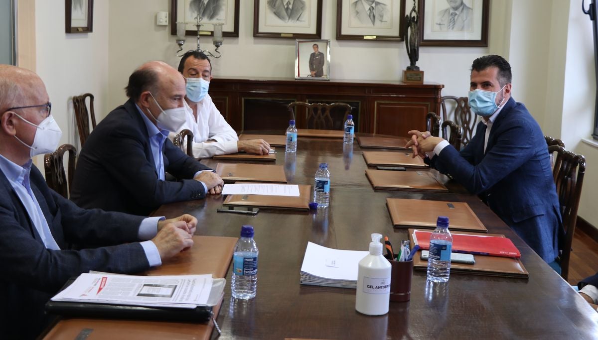 Fotos: Luis Tudanca se reúne con el Consejo de Colegios de Médicos de Castilla y León
