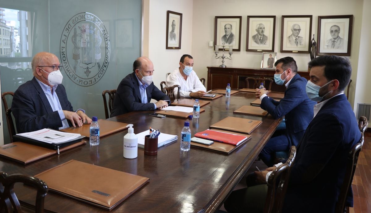 Fotos: Luis Tudanca se reúne con el Consejo de Colegios de Médicos de Castilla y León