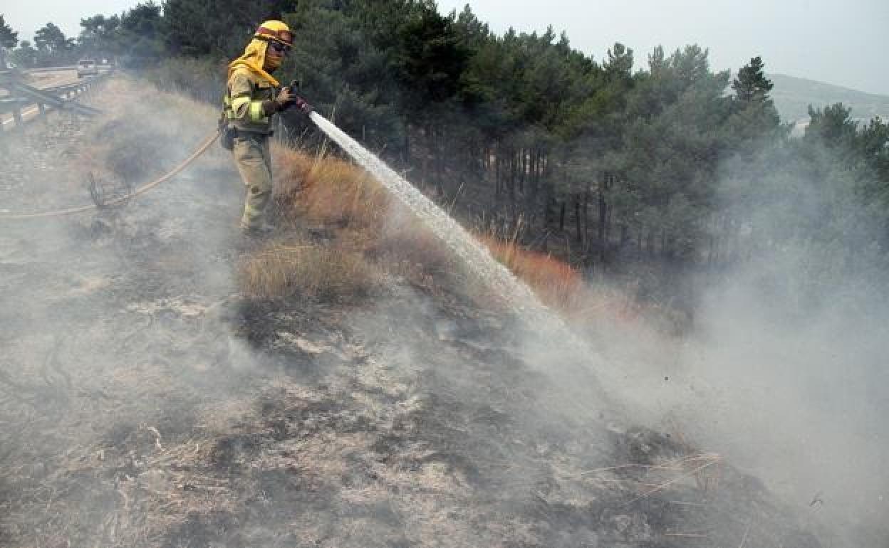 Imagen de archivo de la extinción de un incendio en la provincia. 