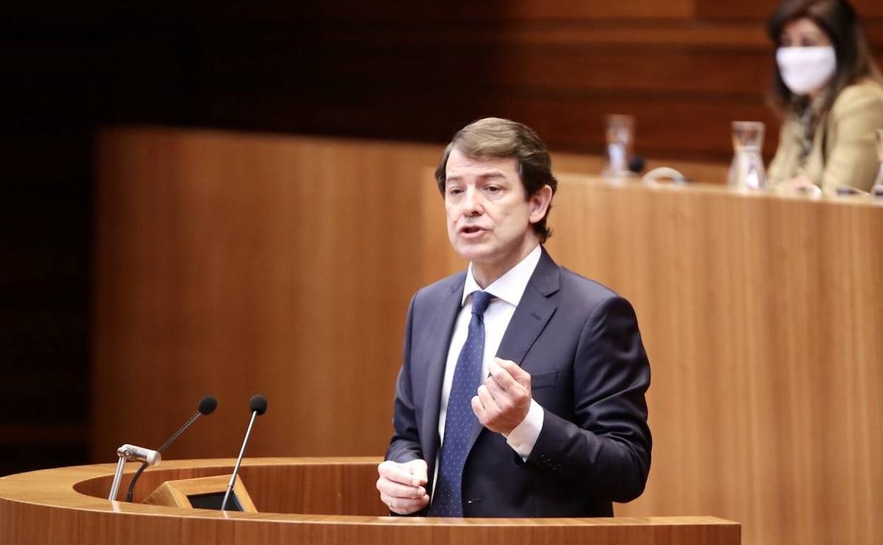 Alfonso Fernández Mañueco, este martes, en la sede de las Cortes. 
