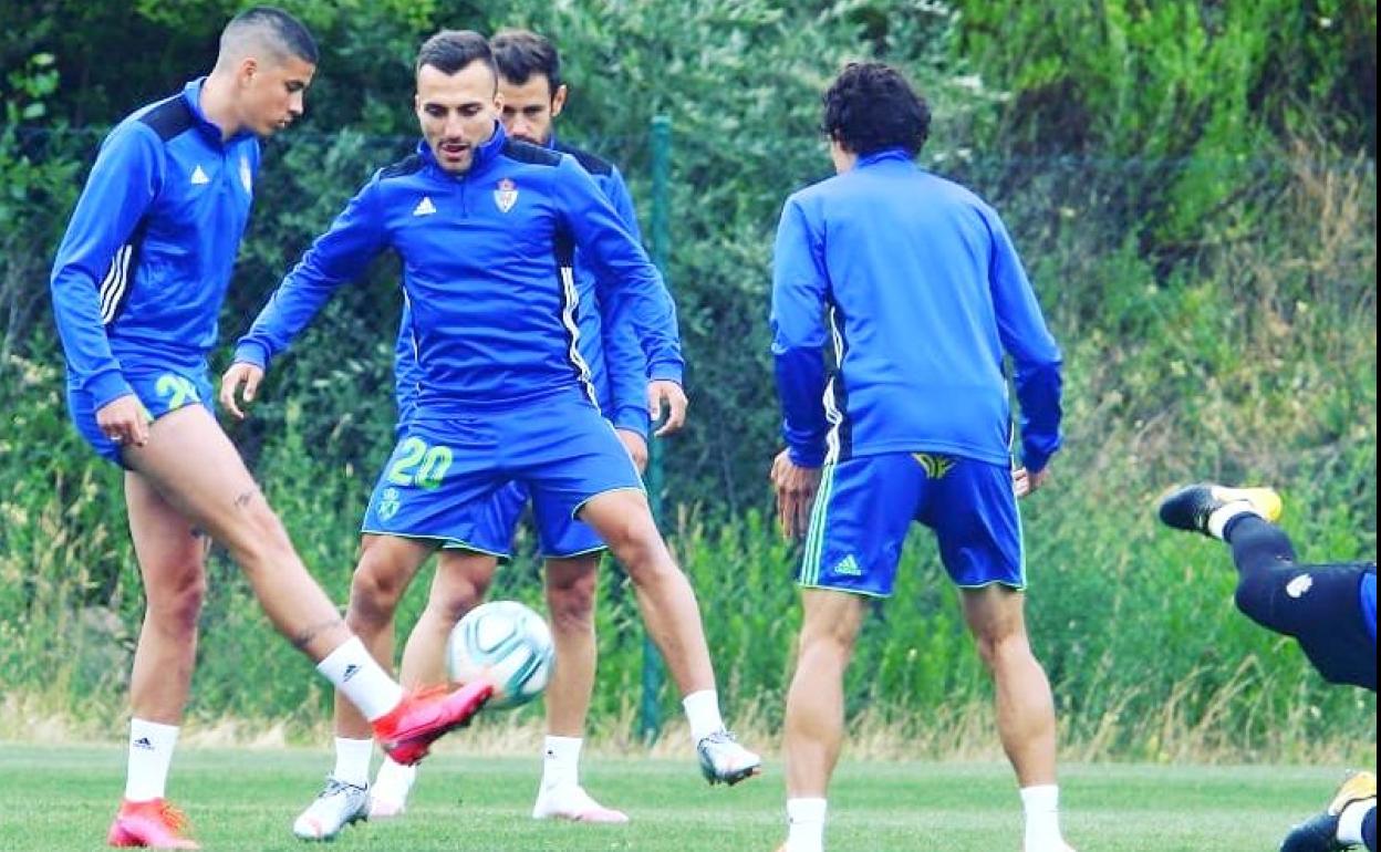 La plantilla de la Ponferradina, durante una sesión de entrenamiento.