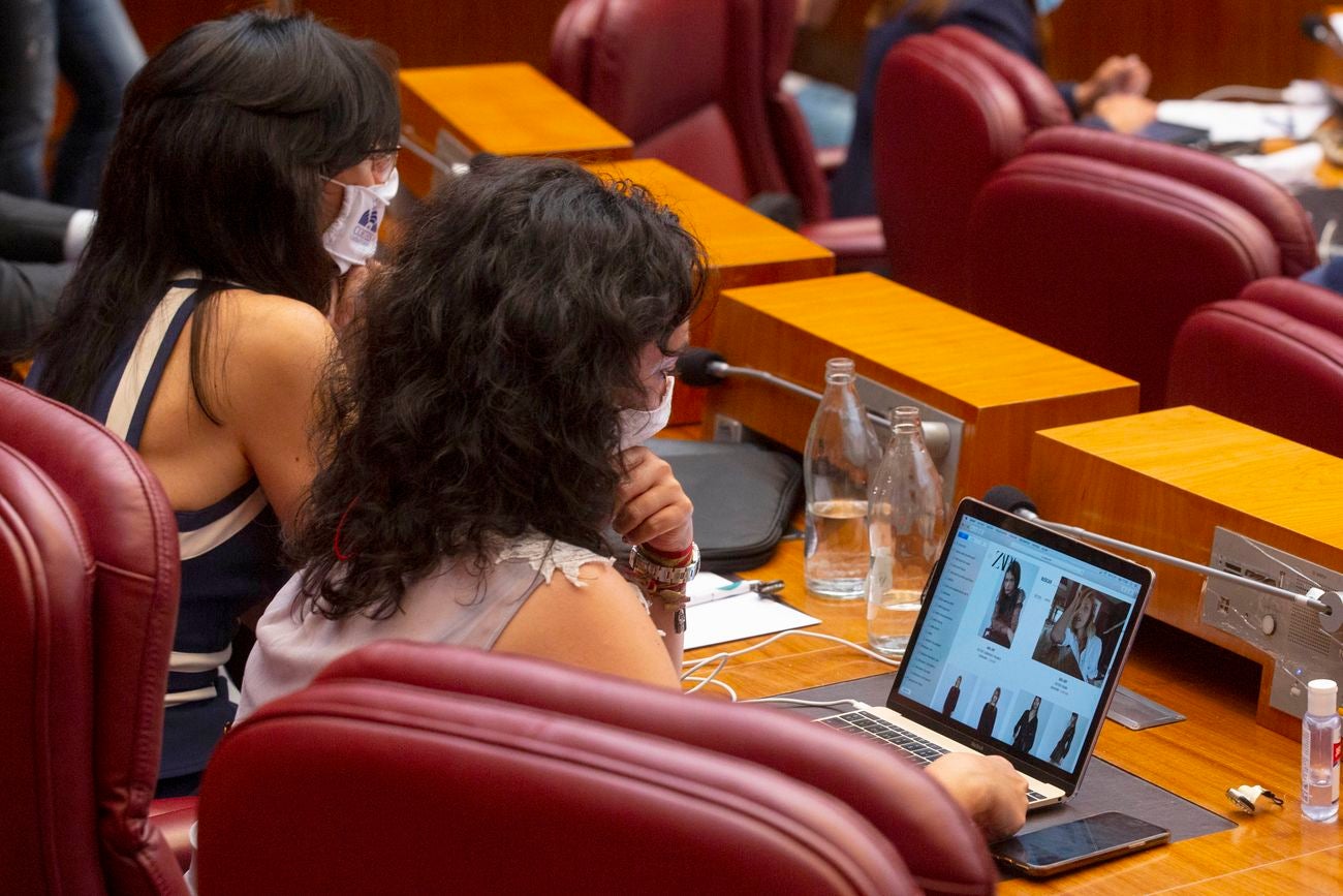 La procuradora leonesa del PP Smara Morala visita páginas de moda desde el escaño durante el debate sobre el estado de la comunidad. 