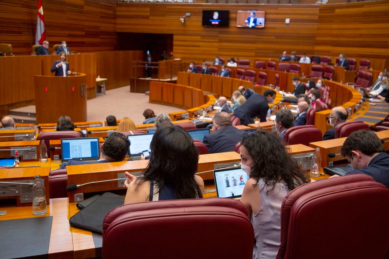 La procuradora leonesa del PP Smara Morala visita páginas de moda desde el escaño durante el debate sobre el estado de la comunidad. 