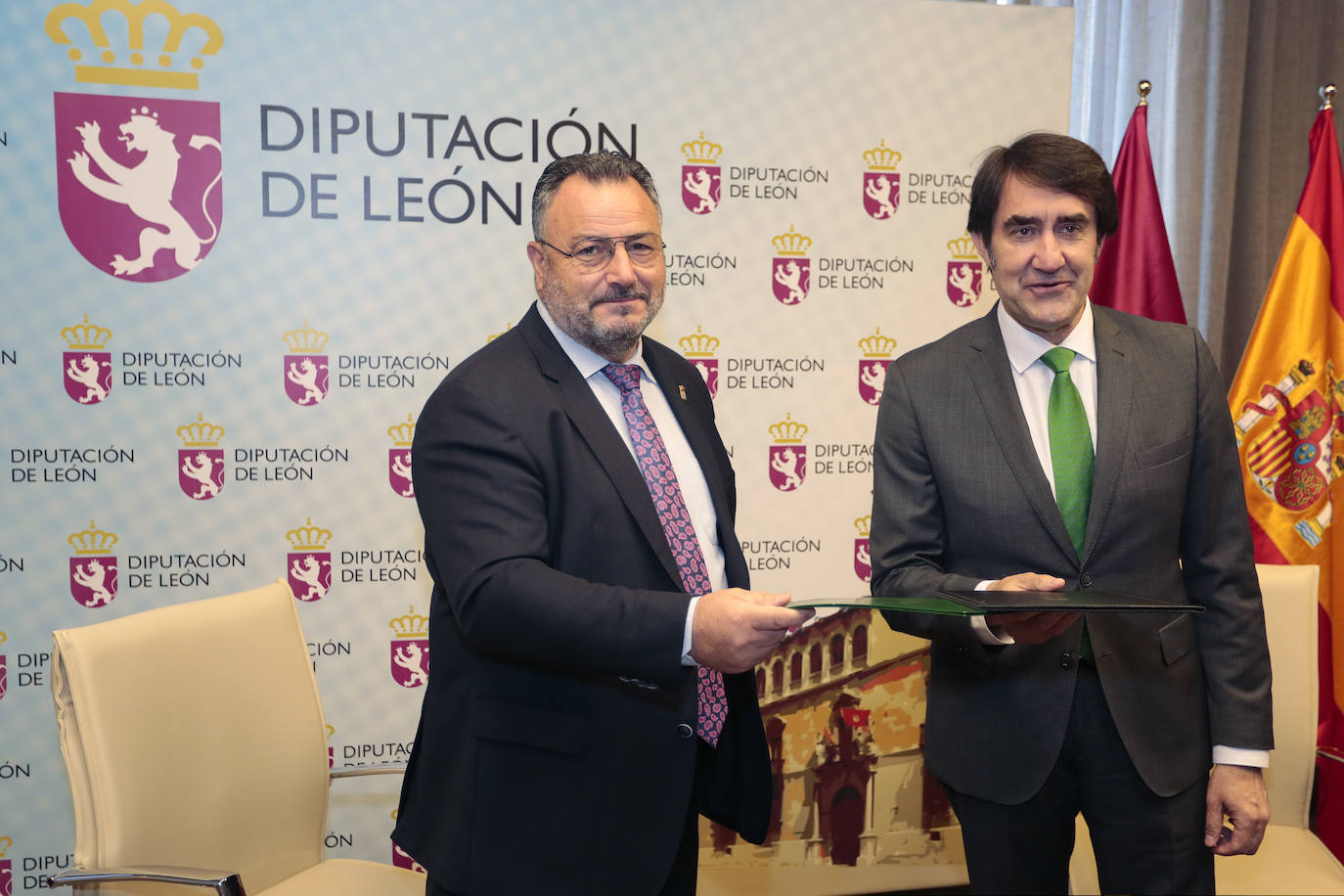 Fotos: El consejero de Fomento y el presidente de Diputación de León firman un protocolo para mejorar la conectividad en el medio rural