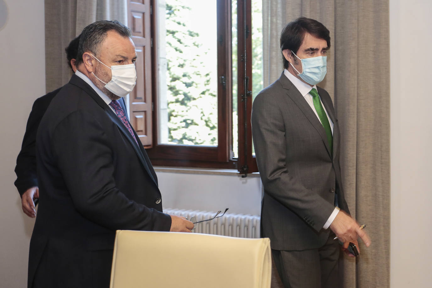 Fotos: El consejero de Fomento y el presidente de Diputación de León firman un protocolo para mejorar la conectividad en el medio rural