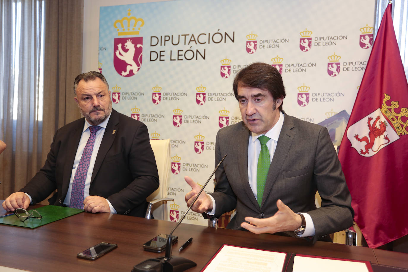 Fotos: El consejero de Fomento y el presidente de Diputación de León firman un protocolo para mejorar la conectividad en el medio rural