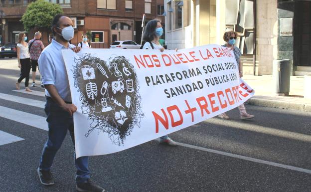 Imagen principal - Pancartas y banderas en la manifestación. 