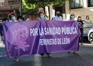 Imagen secundaria 1 - Pancartas y banderas en la manifestación. 