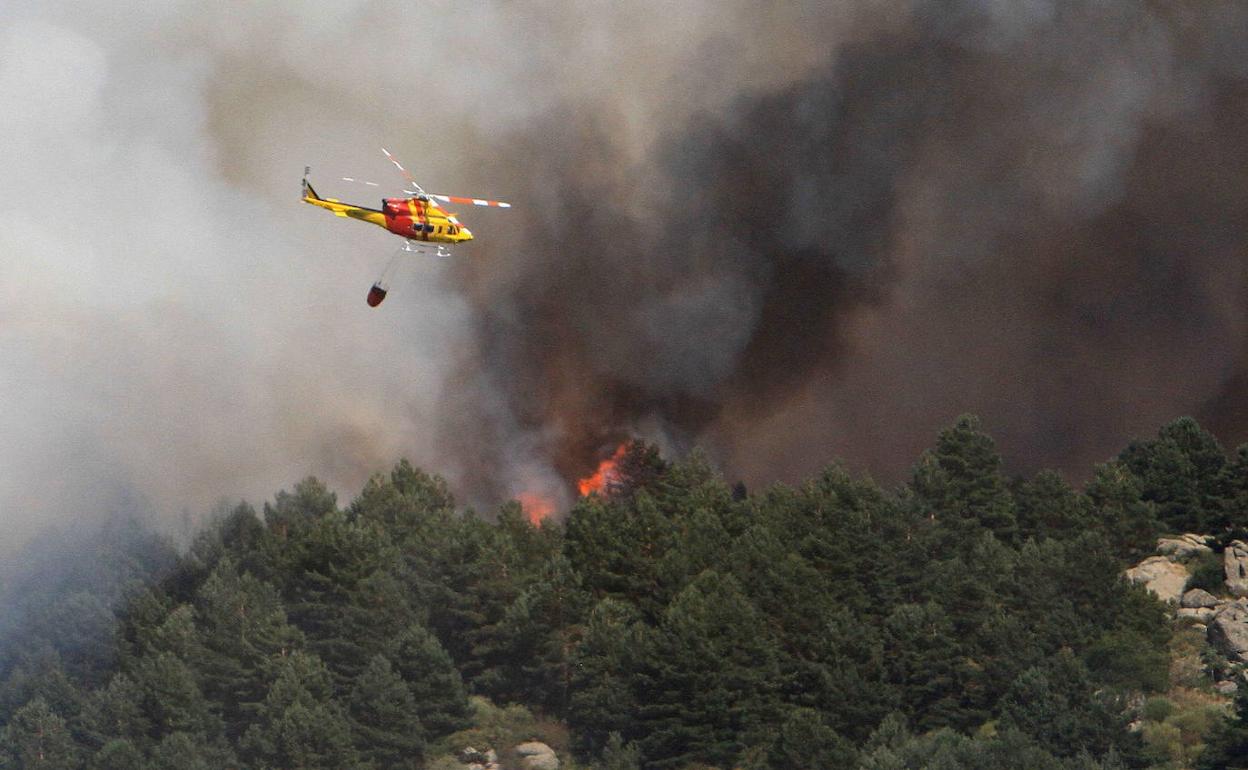 Un helicóptero suelta algua en La Granja, para sofocar el incendio del verano pasado. 