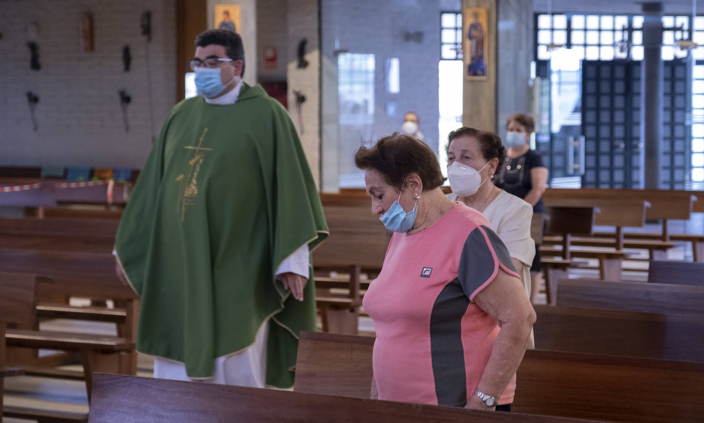 El sacerdote Jorge Fernández Bastardo, en la parroquia Nuestra Señora de Prado, en Parquesol, al inicio de una misa diaria junto a varias fieles..