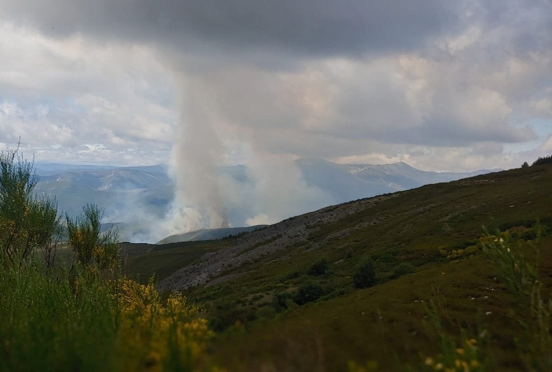 La lucha contra el fuego no cede en Anllarinos del Sil. 