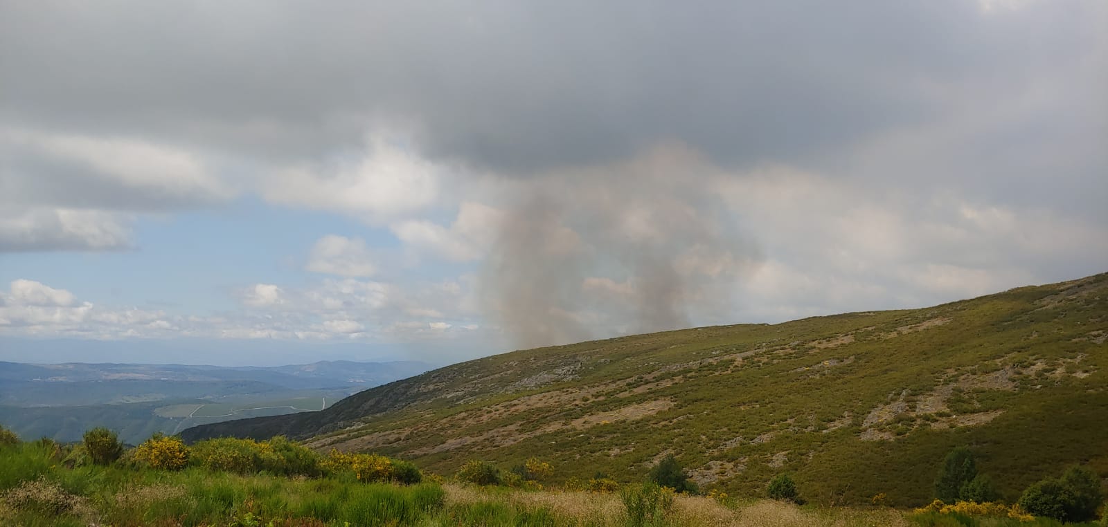 La lucha contra el fuego no cede en Anllarinos del Sil. 